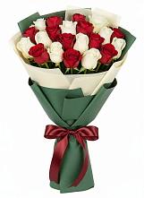 Букет Микс из красных и белых роз в Нефтекумске