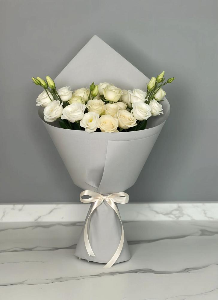 Букет цветов из: Розы и Лизиантусы в Нефтекумске